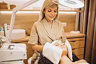 Bir estetisyen, bir kadının yüzüne ölü hücre temizleme tedavisi uyguluyor.